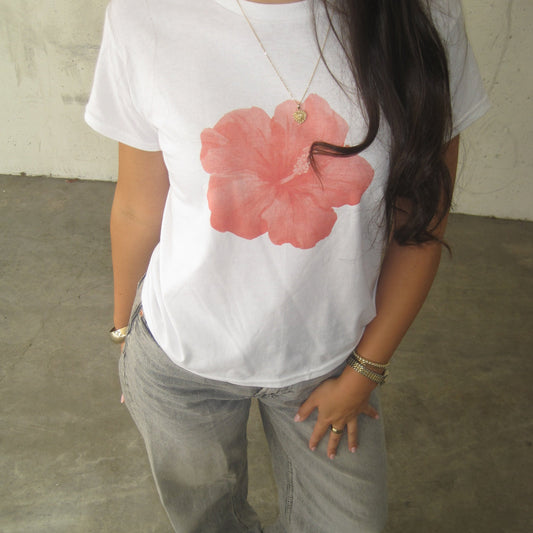 White baby tee with pink hibiscus flower graphic, Y2K-inspired floral crop top for women, soft cotton summer aesthetic t-shirt – Gracey Jeans